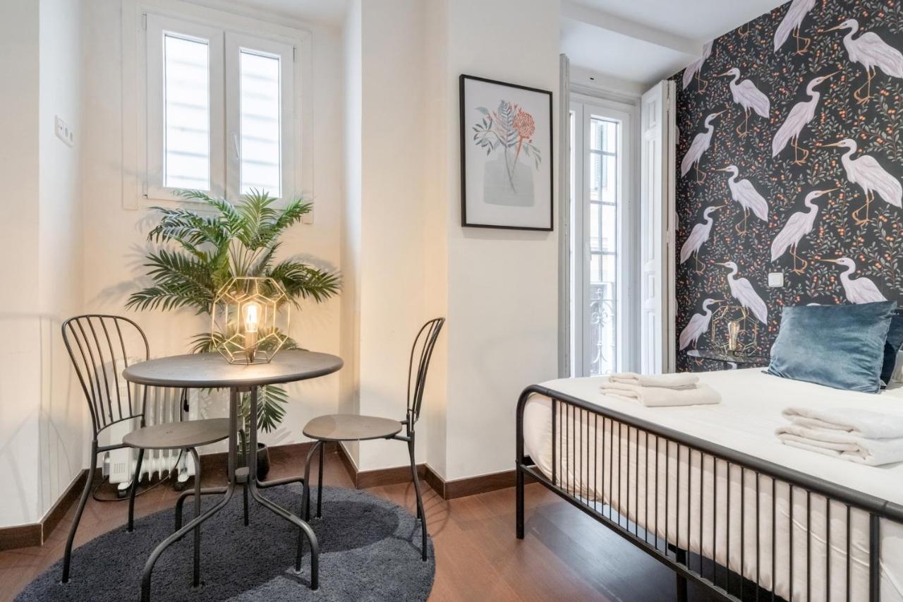 2 Bedrooms 2 Bathrooms Furnished - Malasana - Bright Stylish - Mintystay Madrid Eksteriør billede