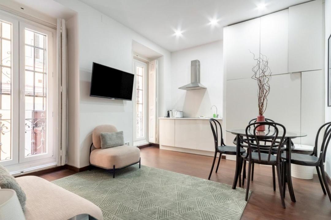 2 Bedrooms 2 Bathrooms Furnished - Malasana - Bright Stylish - Mintystay Madrid Eksteriør billede