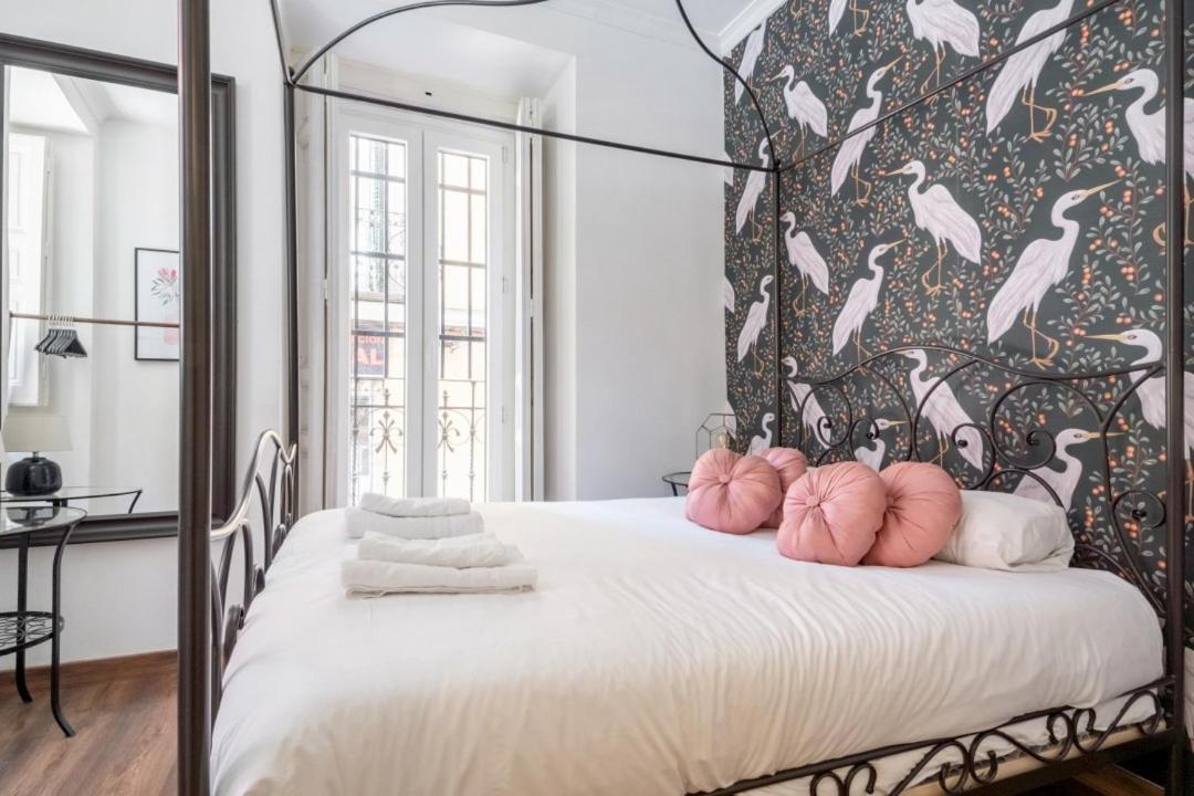 2 Bedrooms 2 Bathrooms Furnished - Malasana - Bright Stylish - Mintystay Madrid Eksteriør billede